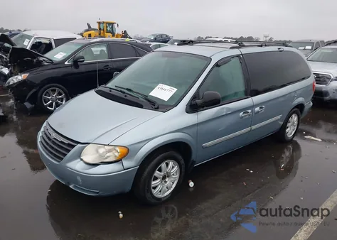 2005 Chrysler Town & Country Touring from USA, damaged, VIN 2C8GP54L75R263349